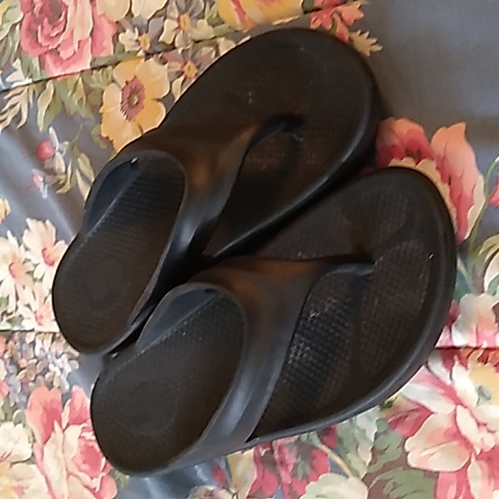 BLACK FLIPFLOPS